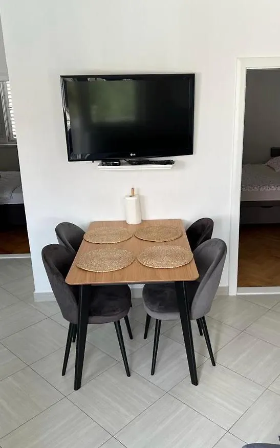 Apartman Lora 比奥格勒·纳·莫鲁 公寓